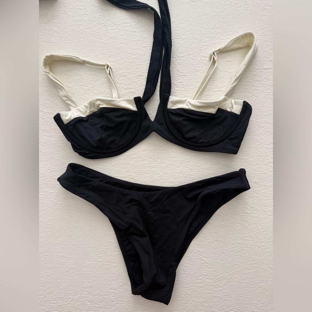 MONDAY swimwear bikini set